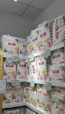 As fraldas recém-nascidas respiráveis macias super da amostra grátis descartável levantam o tecido do bebê