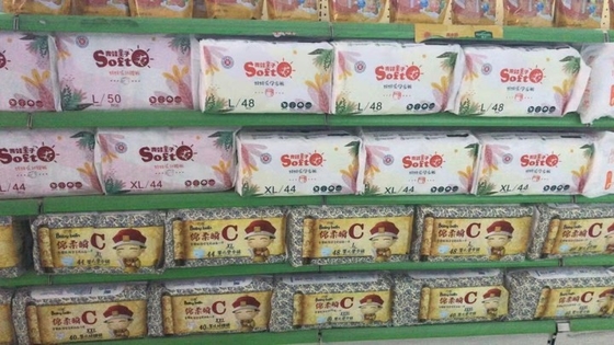 As fraldas recém-nascidas respiráveis macias super da amostra grátis descartável levantam o tecido do bebê