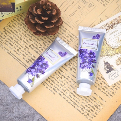 A fórmula não gordurosa absorve rapidamente o corpo que de Skincare a loção rejuvenesceu